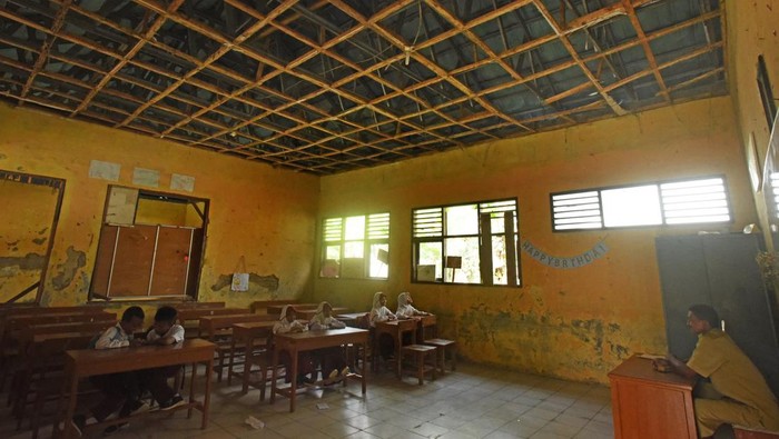 Sejumlah murid mengikuti proses belajar mengajar di ruang kelas yang plafonnya rusak di SD Negeri Sindangraksa, Walantaka, Kota Serang, Banten, Selasa (2/5/2023). Menurut Kepala Sekolah Asi Samsiah, bangunan sekolah tersebut sudah mengalami kerusakan sejak tahun 2012 pada dinding dan jenjela serta kini semakin meluas ke bagian plafon, atap, kursi, dan meja namun tak kunjung diperbaiki Pemda setempat karena tidak ada anggaran. ANTARA FOTO/Asep Fathulrahman/tom.