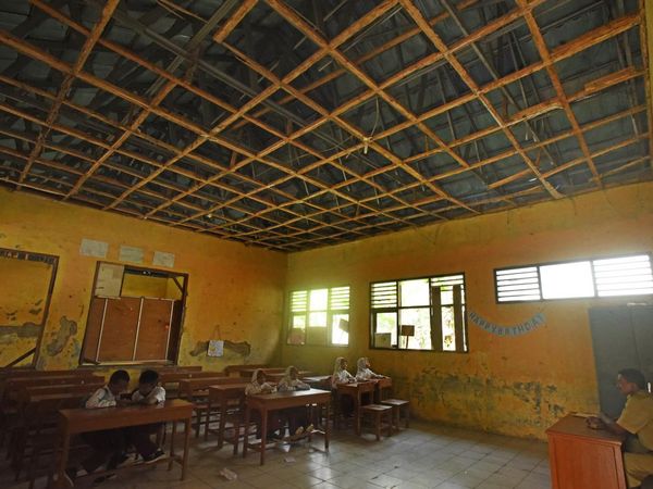 Kasihan.. Murid-murid Ini Terpaksa Belajar di Sekolah yang Rusak