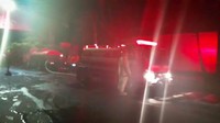 Sebanyak 15 mobil pemadam kebakaran dikerahkan. Petugas sempat mengalami kesulitan karena lokasi kebakaran jauh dari sumber air. Foto: Istimewa/ Tangkapan layar