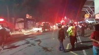 Pusat perbelanjaan yang berdiri sejak 1980-an itu terbakar sekitar pukul 2.00 WIB. Tampak petugas kepolisian dan pemadam kebakaran mensterilkan lokasi. Foto: Istimewa/ tangkapan layar