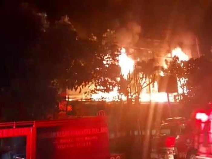 Kebakaran Malang Plaza membuat puluhan stan yang ada di pasar tersebut dilahap api. Insiden itu terjadi pada Selasa, 2 Mei 2023 dini hari. Ini Informasinya.