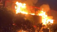 Penampakan saat api melahap bangunan Malang Plaza. Kebakaran itu terjadi pada Selasa (2/5/2023) dini hari. Foto: Istimewa