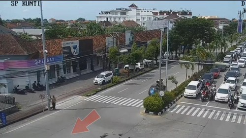 Kecelakaan di perempatan Simpang Kunti, Seminyak, Badung, viral di medsos setelah video CCTV menunjukkan kecepatan mobil menabrak pesepeda motor.