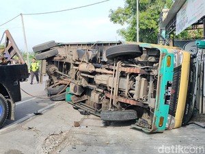 3 Kendaraan Kecelakaan Karambol di Bojonegoro, 1 Orang Dilarikan ke RS