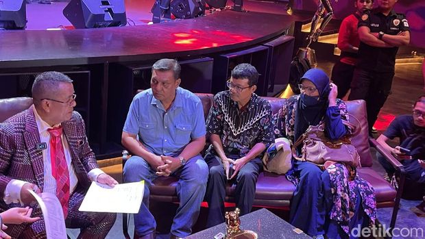 Keluarga Asiah Shinta, wanita yang tewas di lift Bandara Kualanamu, saat menunjuk Hotman Paris sebagai pengacaranya di W Super Club, Jakut. (Silvia/detikcom)