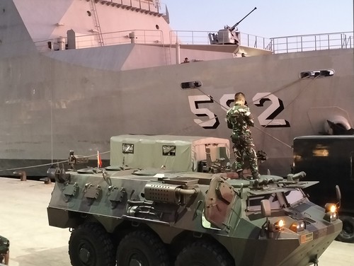 Kendaraan tempur TNI untuk pengamanan KTT ASEAN tiba di Labuan Bajo, Senin (1/5/2023). Kendaraan tempur itu diangkut dengan KRI Banjarmasin-592. (Ambrosius Ardin/detikBali)