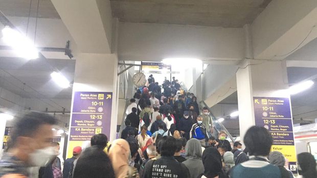 Kepadatan di Stasiun Manggarai (2/5)