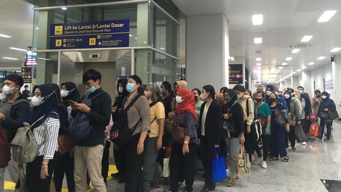 Kepadatan di Stasiun Manggarai (2/5)