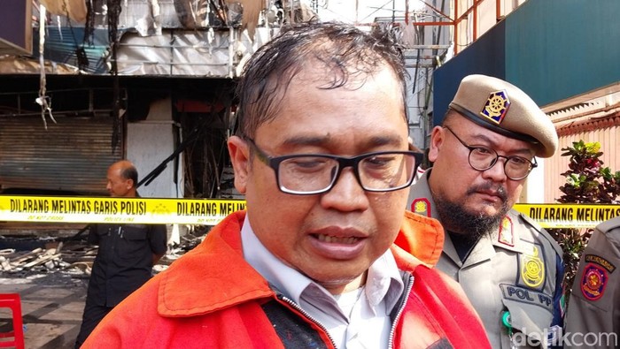 Kepala Satpol PP Kota Malang Heru Mulyono ditemui usai pemadaman kebakaran di Malang Plaza