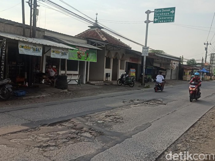 Kerusakan jalan alternatif Demak-Semarang dan Purwodadi di wilayah Kecamatan Karangtengah, Kabupaten Demak, Selasa (2/5/2023).