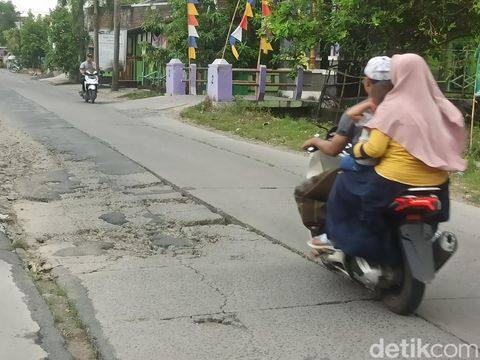 Kerusakan jalan alternatif Demak-Semarang dan Purwodadi di wilayah Kecamatan Karangtengah, Kabupaten Demak, Selasa (2/5/2023).