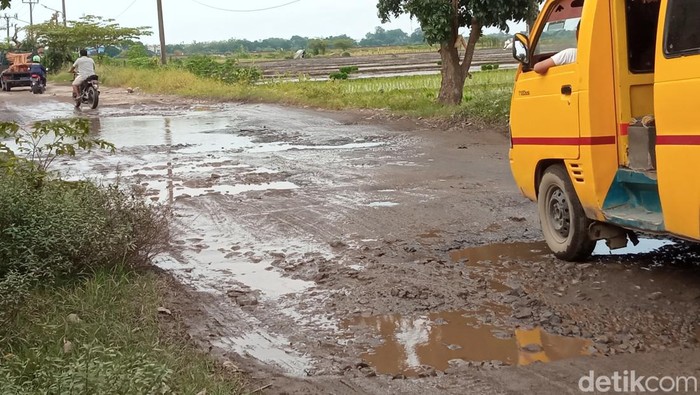 Kerusakan jalan di Desa Suranenggala Lor, Kecamatan Suranenggala, Kabupaten Cirebon