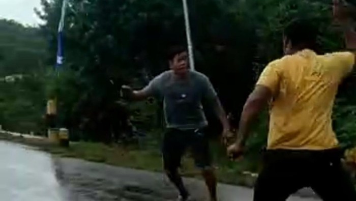 Dua pria di Kolaka Utara, Sulawesi Tenggara (Sultra) duel menggunakan parang dan badik.