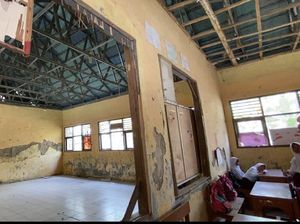 Kepsek Dijanjikan Renovasi SDN Sindangraksa yang Rusak Habis Lebaran