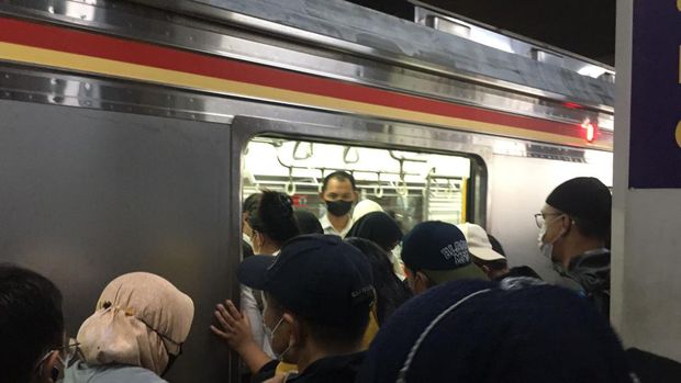 Kondisi di dalam KRL di Stasiun Manggarai