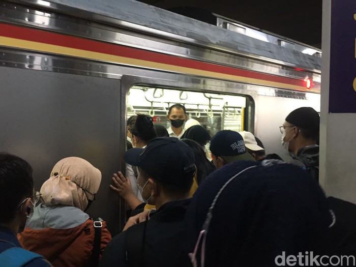 Kondisi Jakarta di hari pertama masuk kerja. (M Fariz At Thariqi-Magdalena Handrica/detikcom)