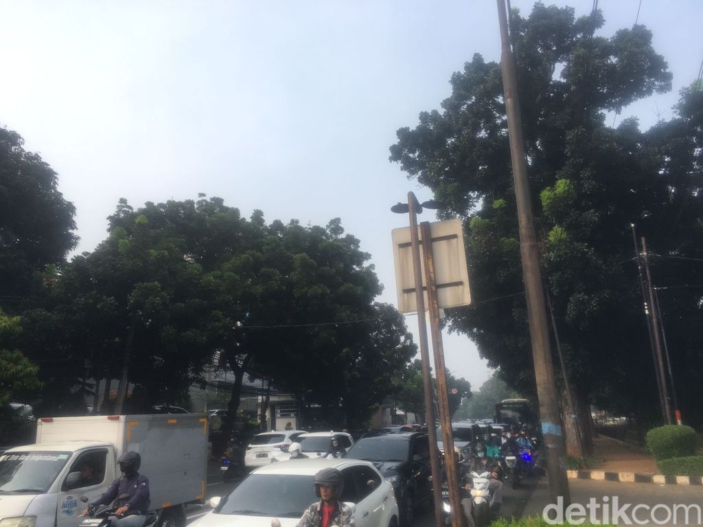 Kondisi Jakarta di hari pertama masuk kerja. (M Fariz At Thariqi-Magdalena Handrica/detikcom)