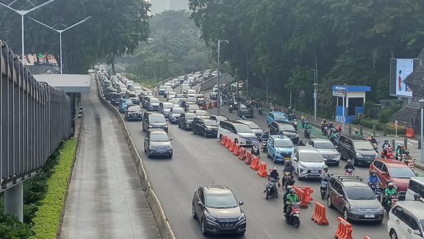 Kondisi lalu lintas di Jalan Sudirman Jakarta pada Selasa (2/5/2023)-(Wildan-detikcom)