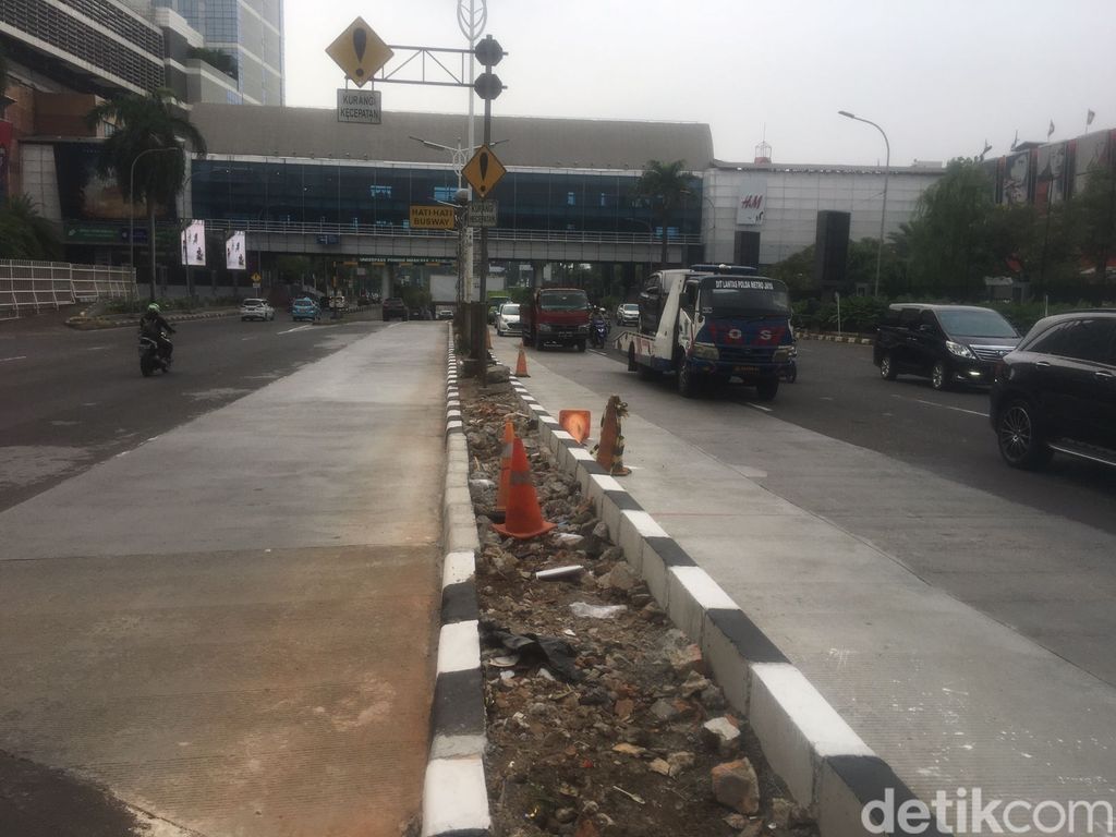 Kondisi median jalan yang sebelumnya dibongkar untuk memperbaiki got di bawahnya, di Pondok Indah Jaksel, kini sudah selesai dipasangi kanstin. 2 Mei 2023. (M Fariz At Thariqi/detikcom)