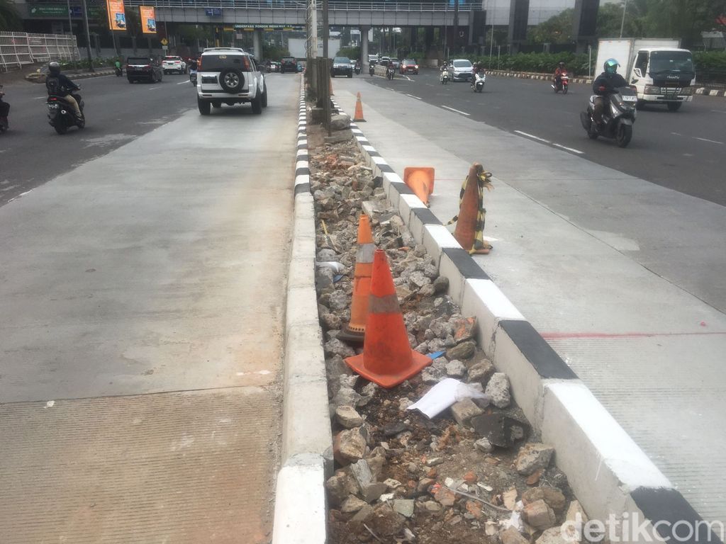 Kondisi median jalan yang sebelumnya dibongkar untuk memperbaiki got di bawahnya, di Pondok Indah Jaksel, kini sudah selesai dipasangi kanstin. 2 Mei 2023. (M Fariz At Thariqi/detikcom)