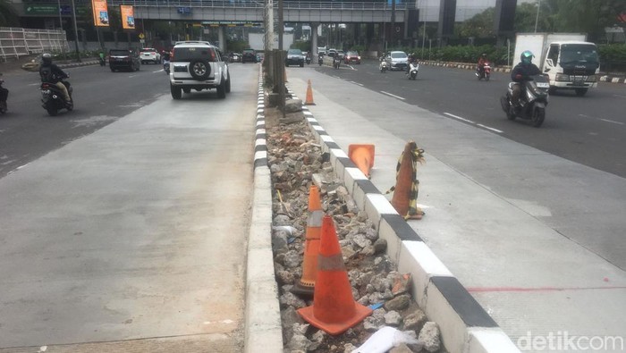Kondisi median jalan yang sebelumnya dibongkar untuk memperbaiki got di bawahnya, di Pondok Indah Jaksel, kini sudah selesai dipasangi kanstin. 2 Mei 2023. (M Fariz At Thariqi/detikcom)