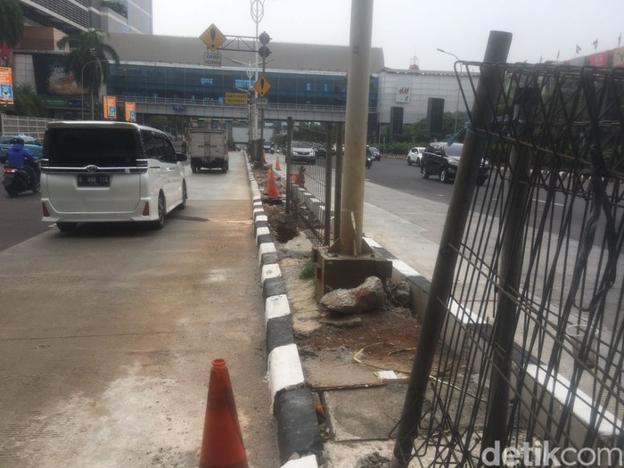 Kondisi median jalan yang sebelumnya dibongkar untuk memperbaiki got di bawahnya, di Pondok Indah Jaksel, kini sudah selesai dipasangi kanstin. 2 Mei 2023. (M Fariz At Thariqi/detikcom)