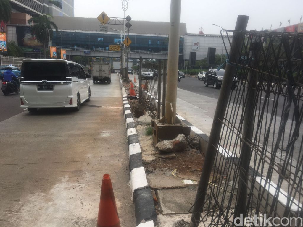 Kondisi median jalan yang sebelumnya dibongkar untuk memperbaiki got di bawahnya, di Pondok Indah Jaksel, kini sudah selesai dipasangi kanstin. 2 Mei 2023. (M Fariz At Thariqi/detikcom)