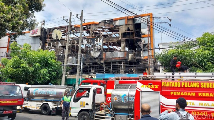Kondisi terkini Malang Plaza usai terbakar lebih dari 12 jam. Kerusakan hampir menyeluruh.