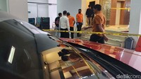 Anwar menyampaikan petugas mempersilakan pelaku untuk menunggu di bawah karena KH Miftachul Akhyar sedang rapat di lantai empat. Tak lama kemudian, pelaku langsung melakukan penembakan.