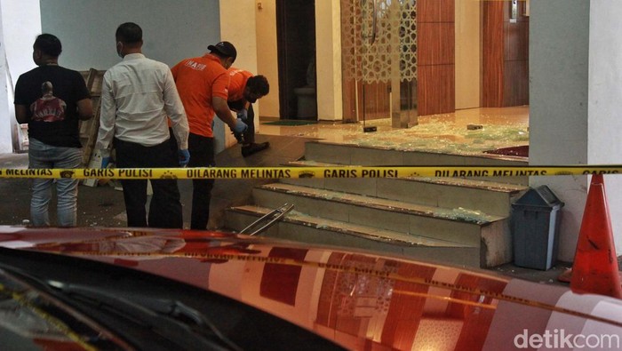 Kondisi Terkini Usai Penembakan di Kantor MUI Penembakan terjadi di kantor Majelis Ulama Indonesia (MUI) Pusat, Jakarta. Begini susana terkini seusai penembakan.