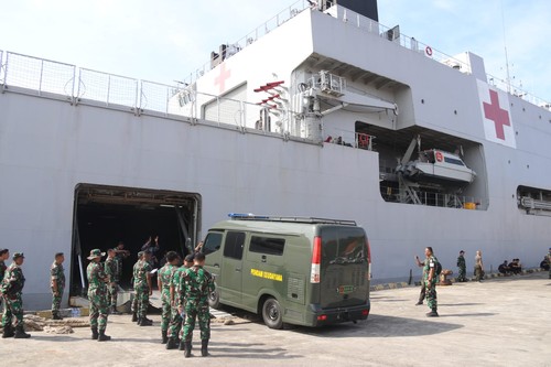 Kodam IX Udayana memobilisasi dan mengangkut perlengkapan serta sejumlah kendaraan ke dalam dek KRI Sudarso di Pelabuhan Benoa untuk keperluan pengamanan KTT ASEAN di Labuan Bajo, Selasa (2/5/2023).