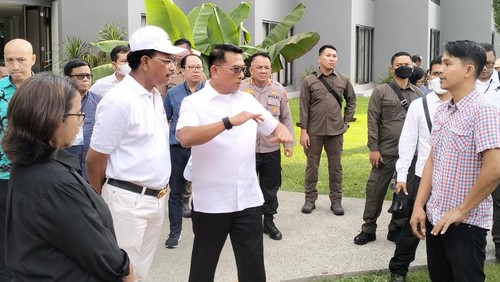 Menteri Komunikasi dan Informatika Johnny G Plate dan Kepala Staf Kepresidenan RI Moeldoko meninjau Media Center KTT ASEAN di hotel Bintang Flores Labuan Bajo, Selasa (2/5/2023).