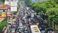 Kendaraan dari arah Ragunan mengarah Lebak Bulus padat merayap seperti terekam pukul 08.30 WIB.