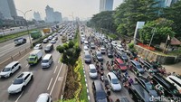 Arus lalu lintas di jalan tol juga tampak ramai.
