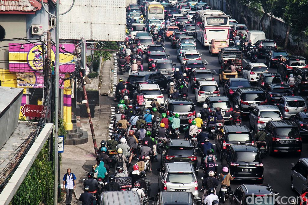 Arus lalu lintas terpantau padat di Jl TB Simatupang, Jakarta Selatan, Selasa (2/5/2023) tepatnya di simpang susun Andara. Begini potretnya.