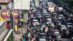 Lalin Jalan TB Simatupang Padat Merayap