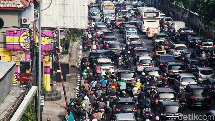 Lalin Jalan TB Simatupang Padat Merayap Arus lalu lintas terpantau padat di Jl TB Simatupang, Jakarta Selatan, Selasa (2/5/2023) tepatnya di simpang susun Andara. Begini potretnya.