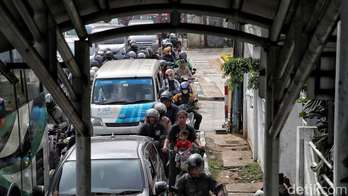 Kemacetan mulai kembali menyapa Jakarta usai libur Lebaran selesai. Kendaraan kembali merayap pagi tadi di sejumlah titik jalan di Jakarta.