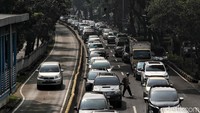 Pengendara yang tidak sabar dengan kemacetan tampak menerobos jalur TransJakarta.