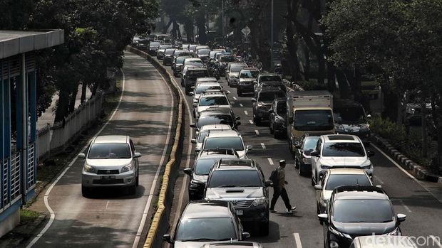 Kemacetan mulai kembali menyapa Jakarta usai libur Lebaran selesai. Kendaraan kembali merayap pagi tadi di sejumlah titik jalan di Jakarta.
