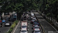 Libur Lebaran, sekolah kembali masuk, rutinitas perkantoran kembali normal, Jakarta kembali macet.