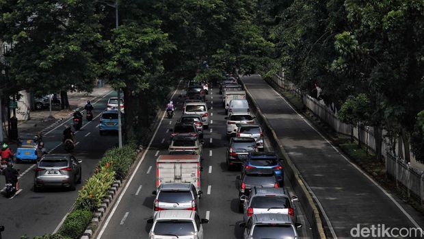 Kemacetan mulai kembali menyapa Jakarta usai libur Lebaran selesai. Kendaraan kembali merayap pagi tadi di sejumlah titik jalan di Jakarta.
