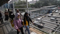 Sejumlah warga memilih menggunakan angkutan umum saat berangkat ke kantor.