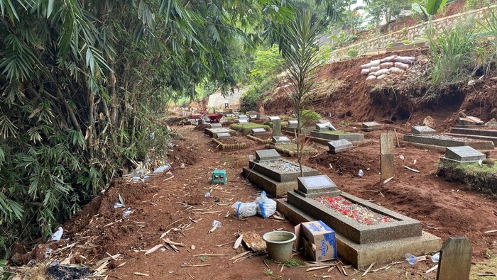 Longsor timbun makam di TPU Kalimulya 2 Depok