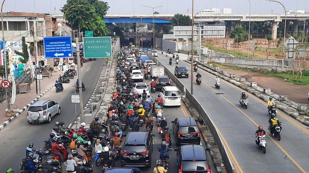 Macet Jalan Basuki Rahmat Arah Tebet