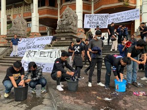 Mahasiswa Unud Cuci Jas Almamater Peringati Hardiknas, Sindir Korupsi SPI