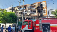 Tampak bangunan Malang Plaza hangus usai api pokok dipadamkan. Petugas pemadam kebakaran, hingga pukul 10.00 WIB masih melakukan pembasahan. Foto: M Bagus Ibrahim