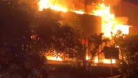 Terlihat kobaran api melahap bangunan depan Malang Plaza. Hingga pukul 6.34 WIB, api masih berkobar. Foto: Istimewa