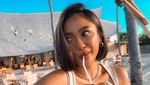 7 Gaya Marion Jola Stylish Liburan di Pantai