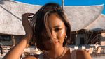 7 Gaya Marion Jola Stylish Liburan di Pantai